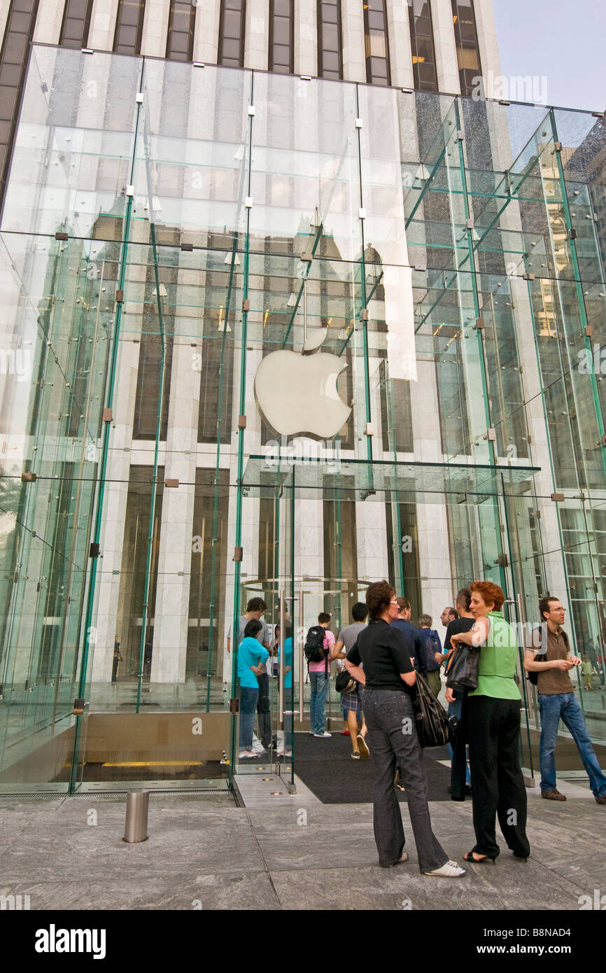 Corporation Shoppers à l'extérieur de l'Apple Mac store sur la 5e avenue Banque D'Images