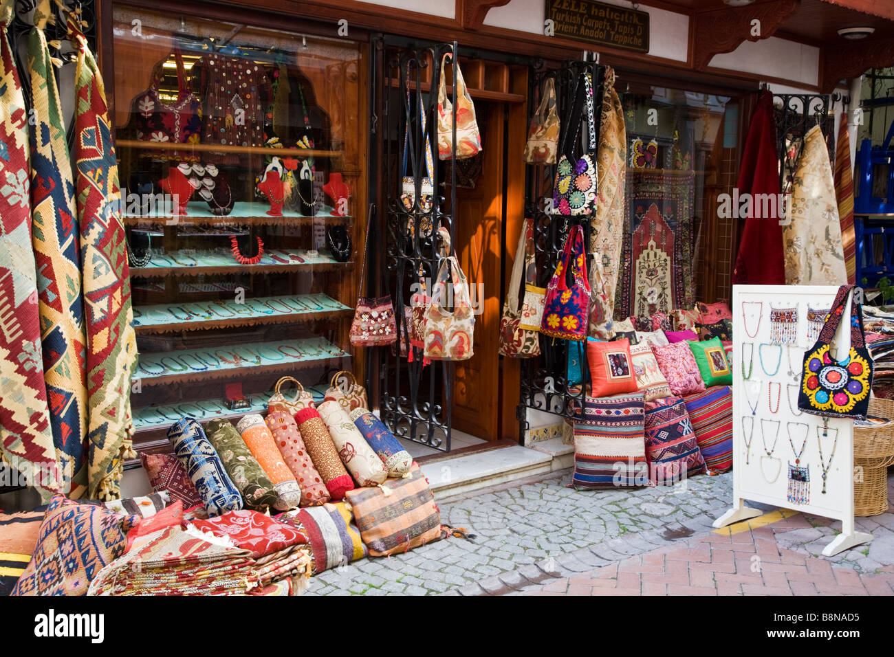 Tissu, tissu et matériel à vendre en face d'une boutique turque à Fethiye  Turquie Photo Stock - Alamy