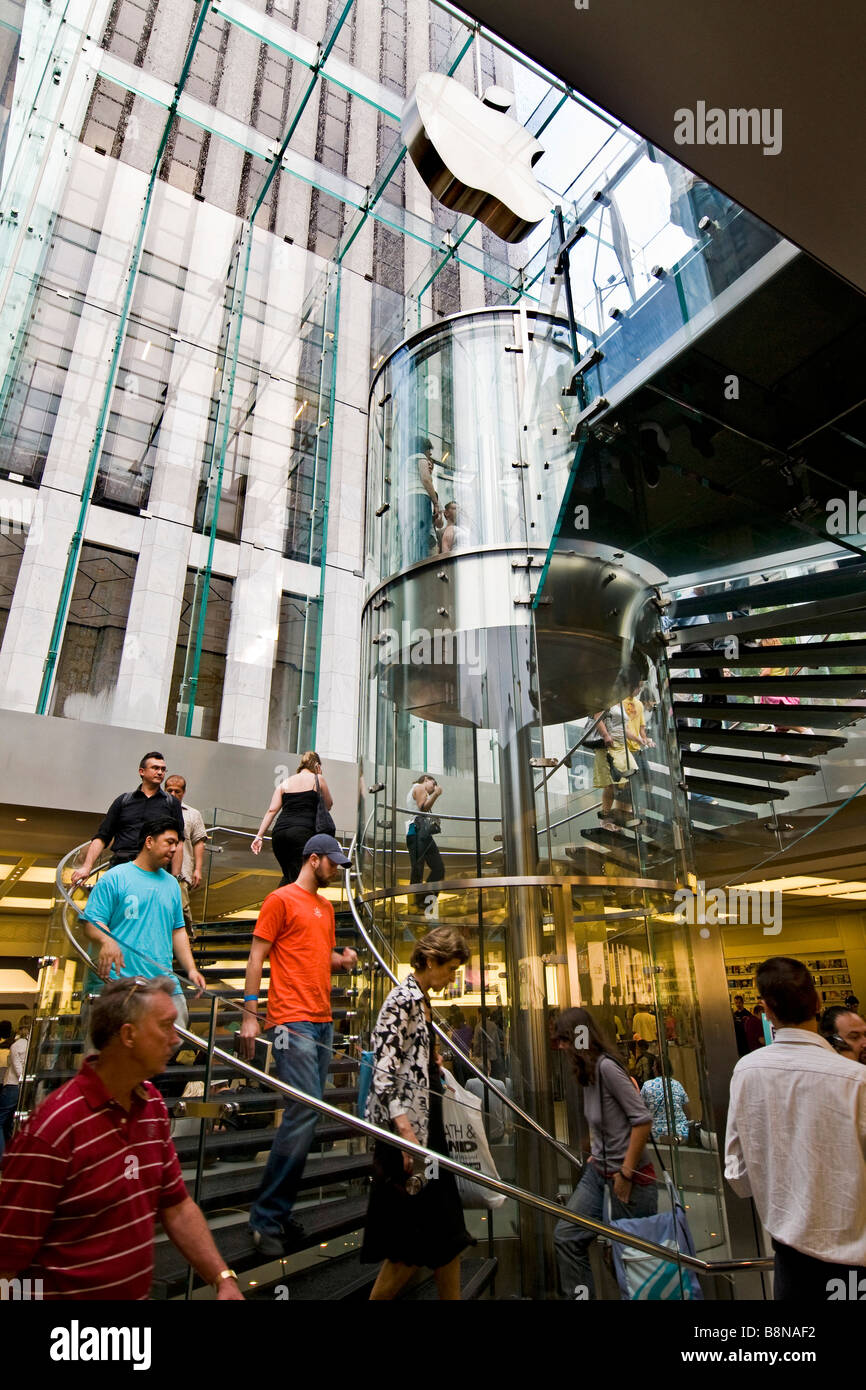 L'intérieur du shopping magasin Mac Apple sur la 5e avenue Banque D'Images