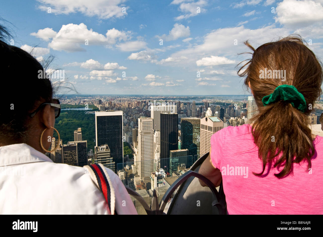 Les touristes sur la plate-forme panoramique au sommet de la NBC building Banque D'Images