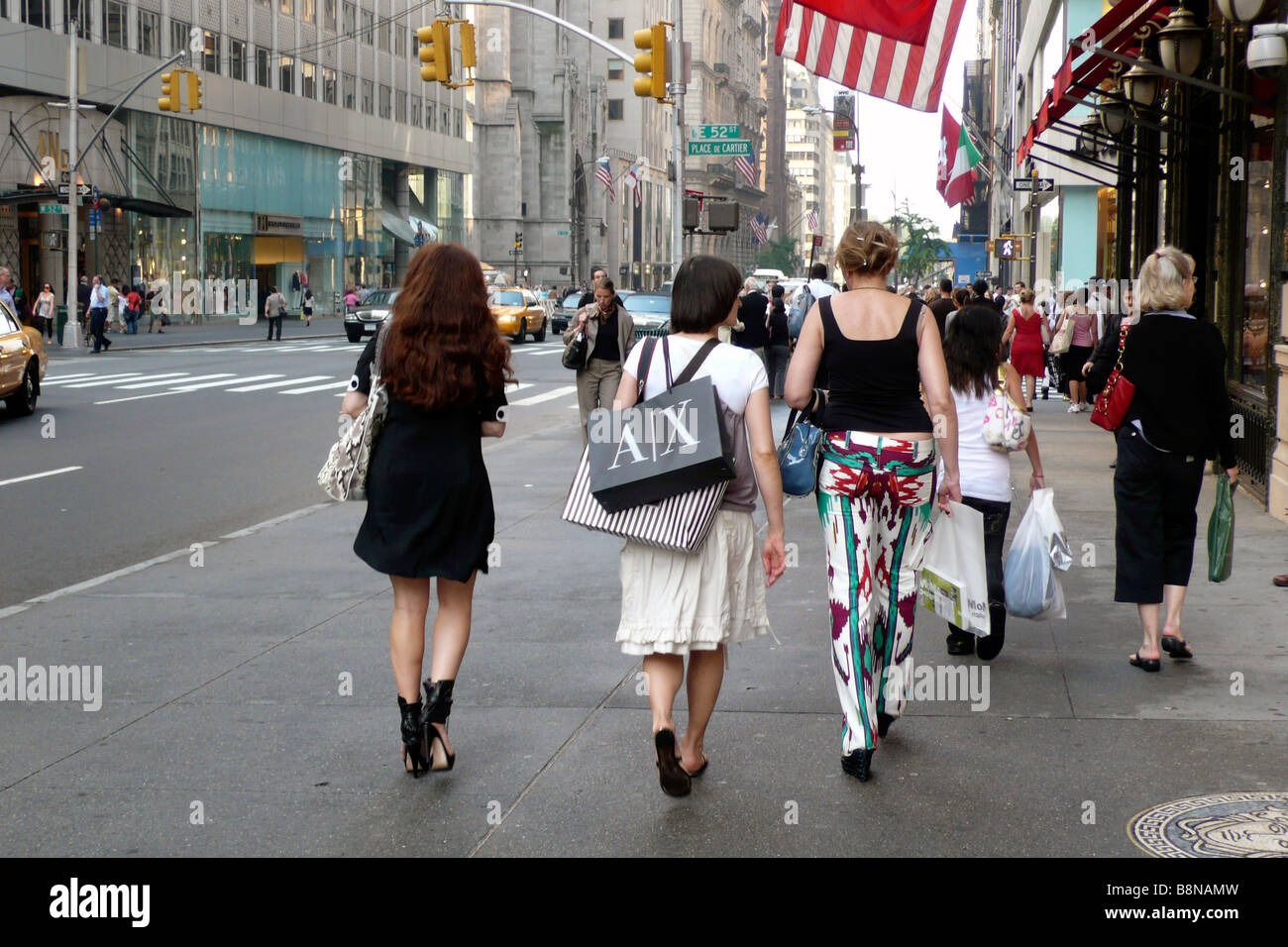 Scène de rue 5e avenue avec women shoppers Banque D'Images