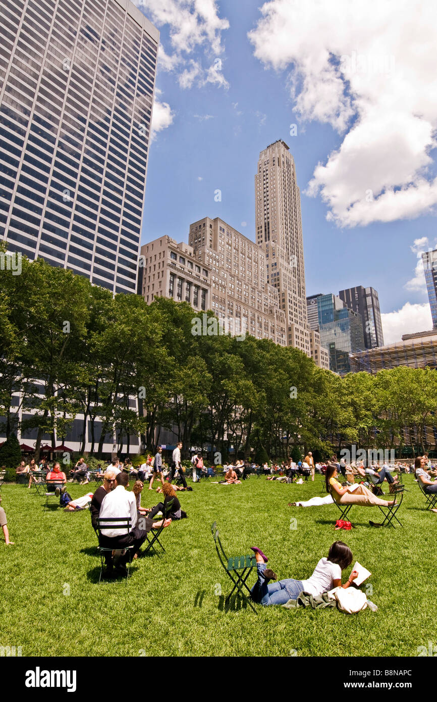 Des gens assis sur des chaises et de détente sur la pelouse dans un jardin public Banque D'Images