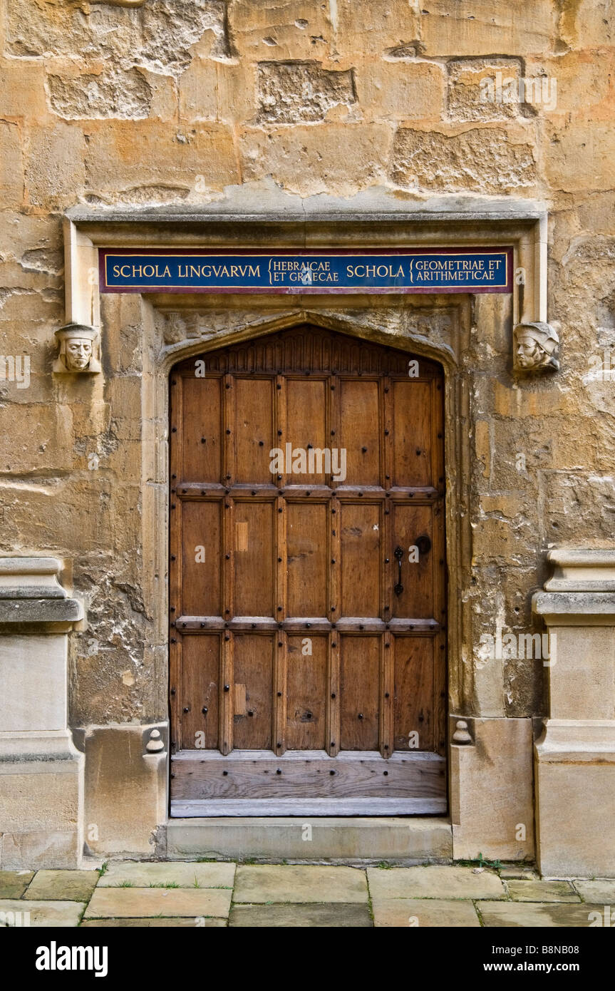 Porte de Schola Lingvarm dans l'ancienne école au quadrangle Bodleian Library, Oxford University Banque D'Images