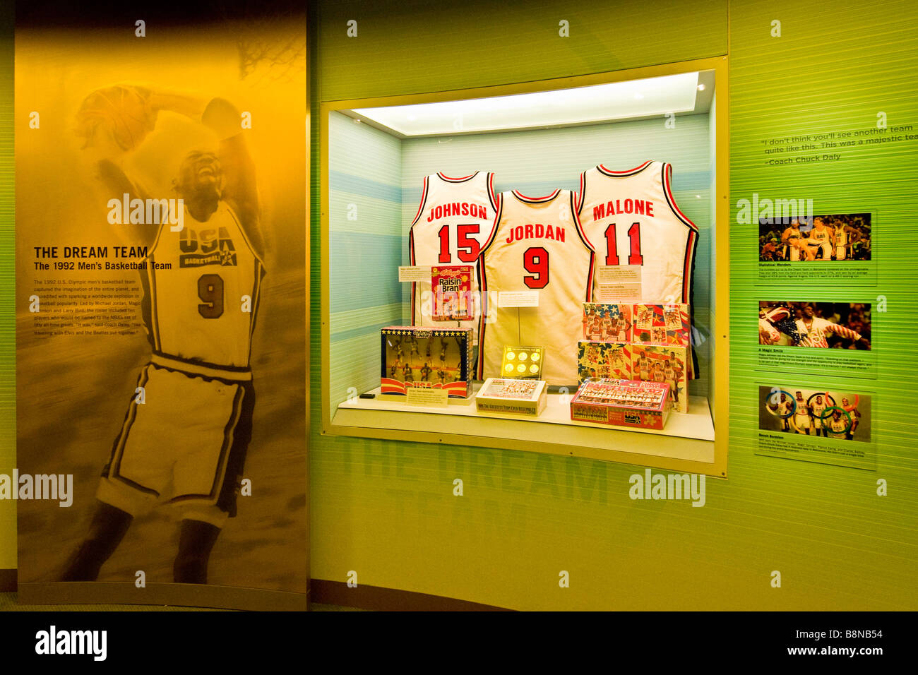 La pièce de la "Dream Team" de basket-ball américain, Larry Johnson, Michael Jordan et Karl Malone, musée du sport d'Amérique Banque D'Images