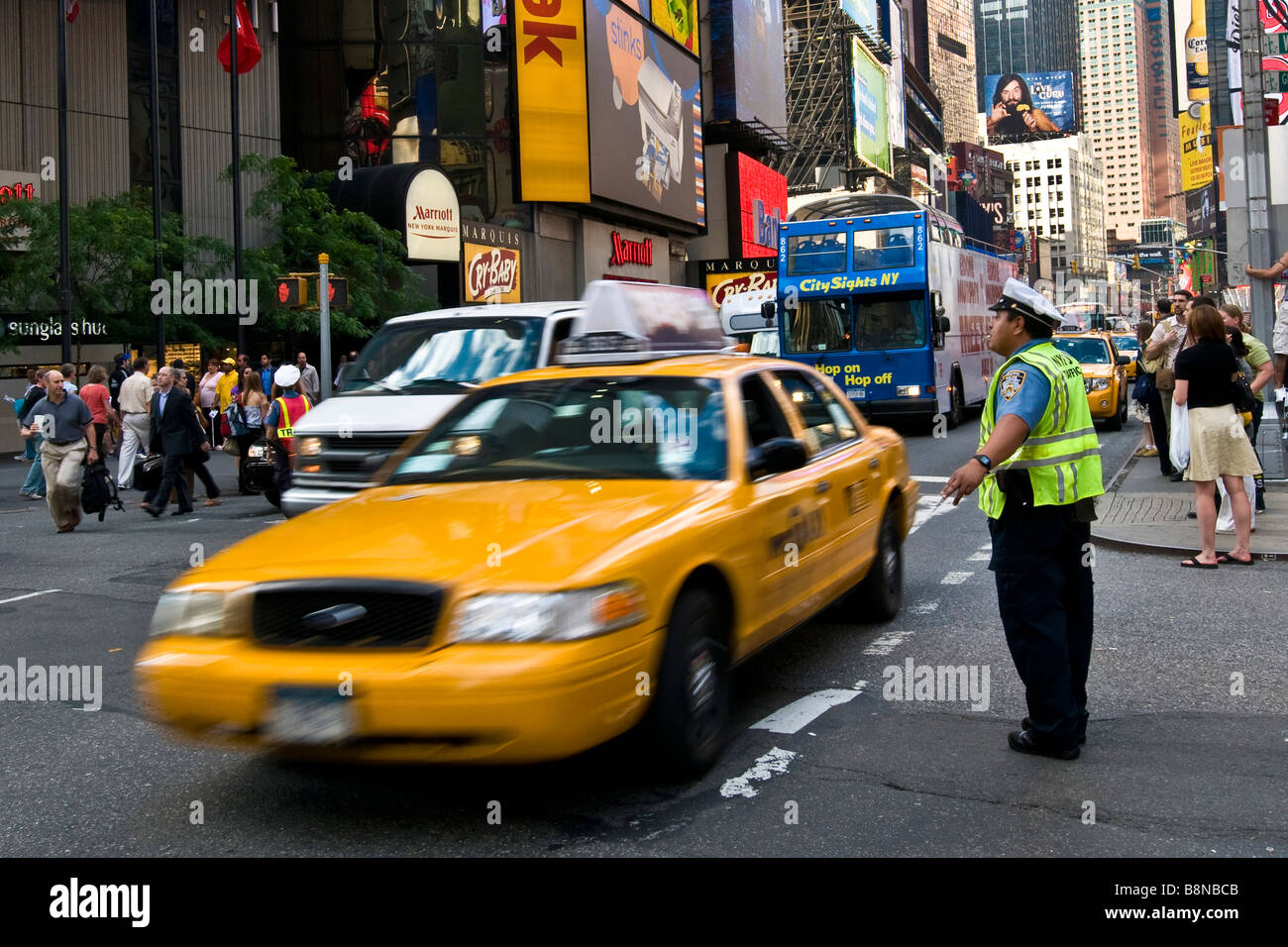 Agent de la circulation de diriger la circulation à Times Square Banque D'Images