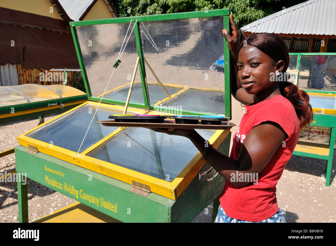 Femme à l'aide d'un "four solaire" "four solaire" cuisinière four Banque D'Images