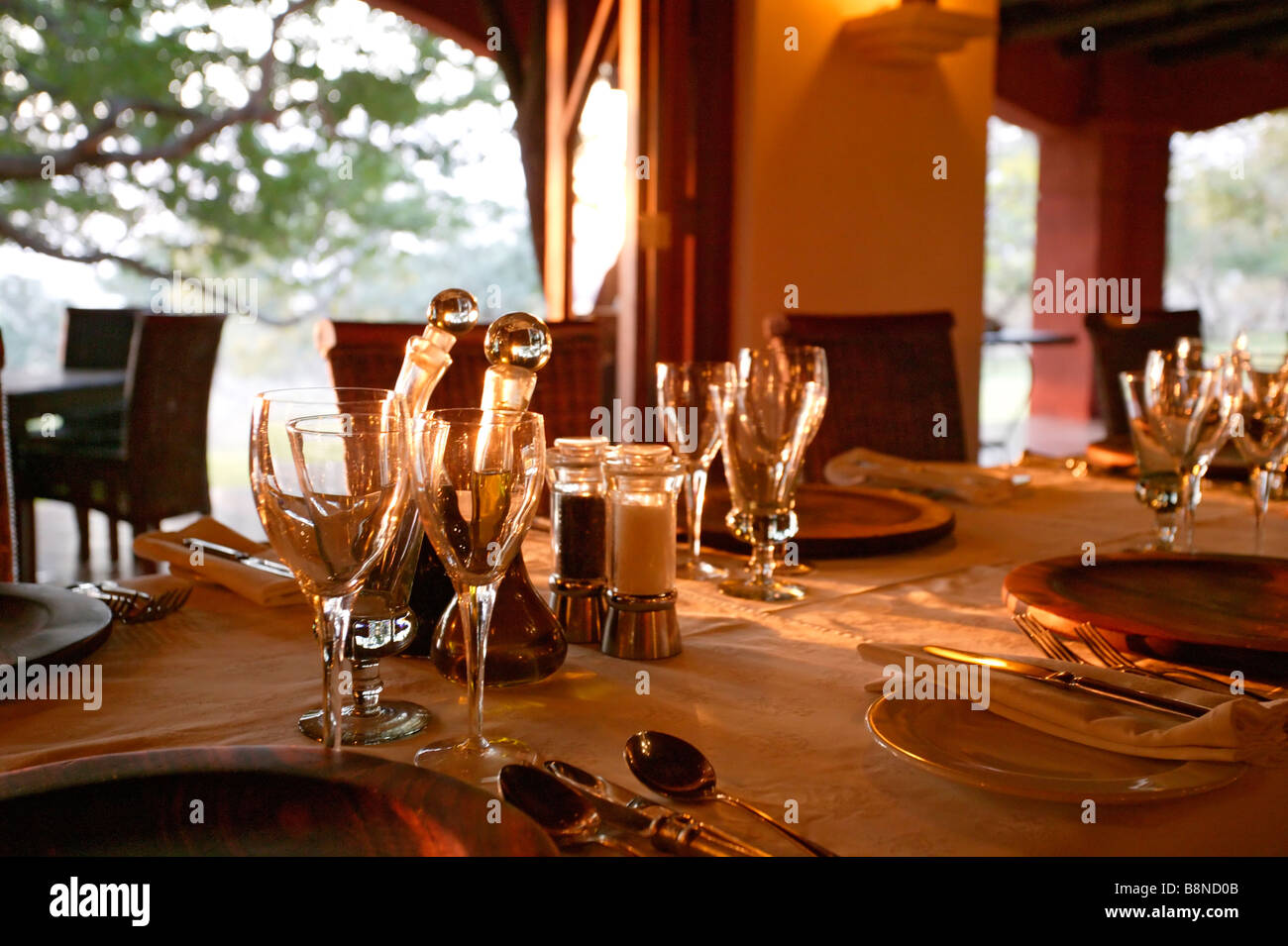 Verres à vin situé sur une table de dîner dans moody light Banque D'Images