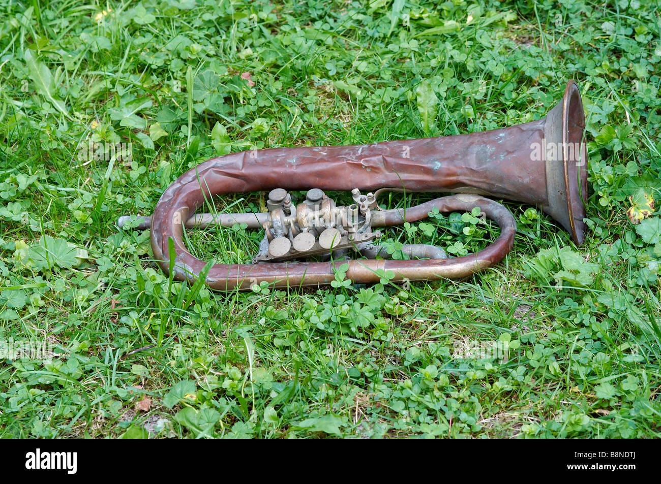 Trompette ancienne perdu dans l'herbe Banque D'Images