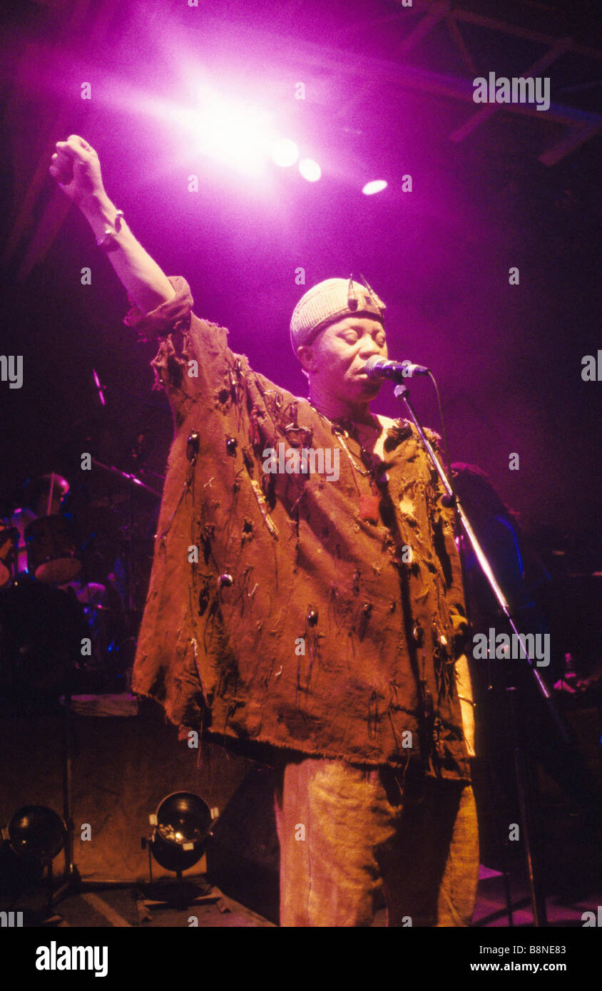 Un musicien africain noir se tient avec serra les poing haute comme il se produit dans un concert de musique pop à Johannesburg Banque D'Images