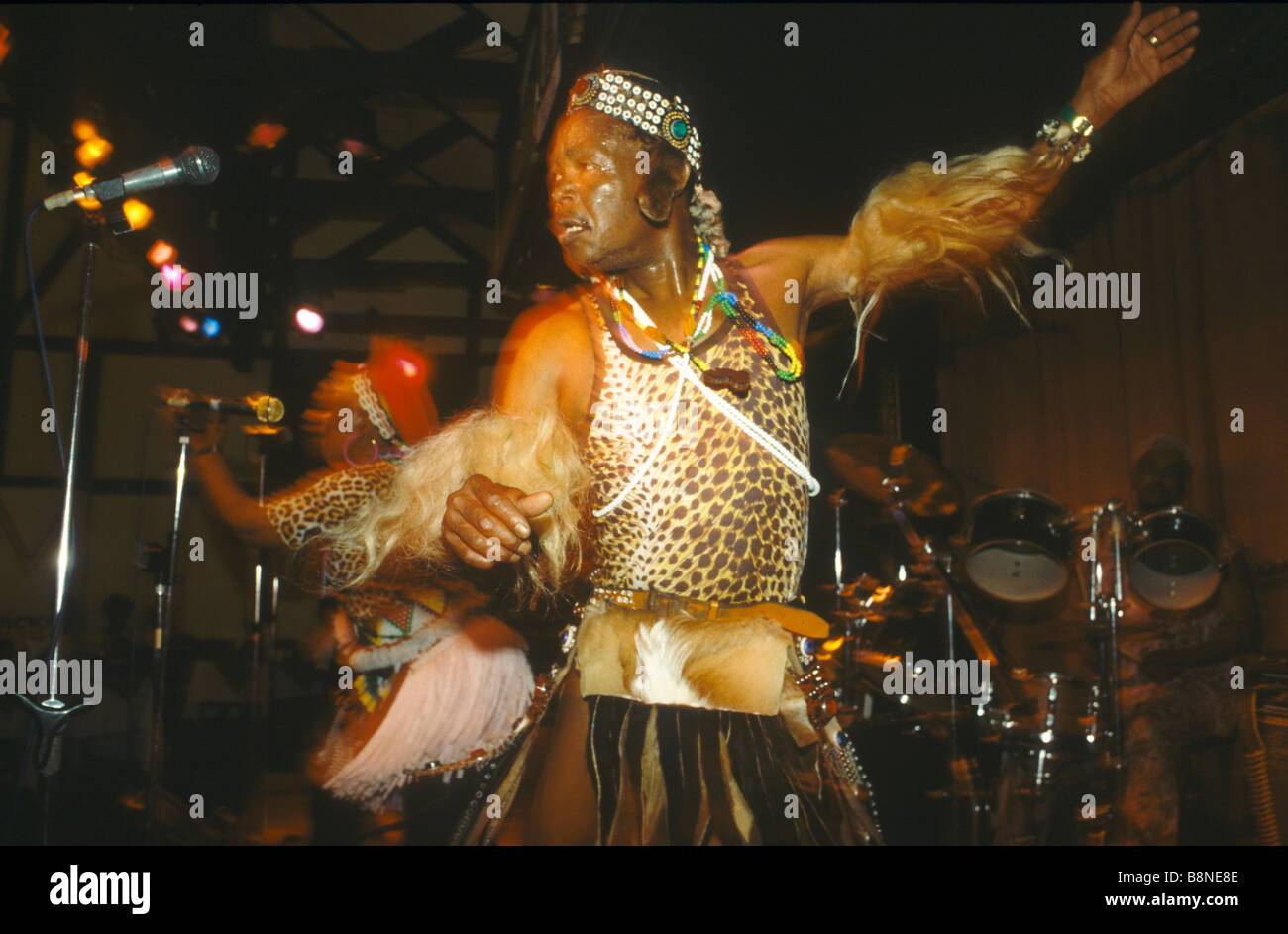 Un musicien bien connu Mahlatini effectue son acte à un concert organisé à Johannesburg Banque D'Images