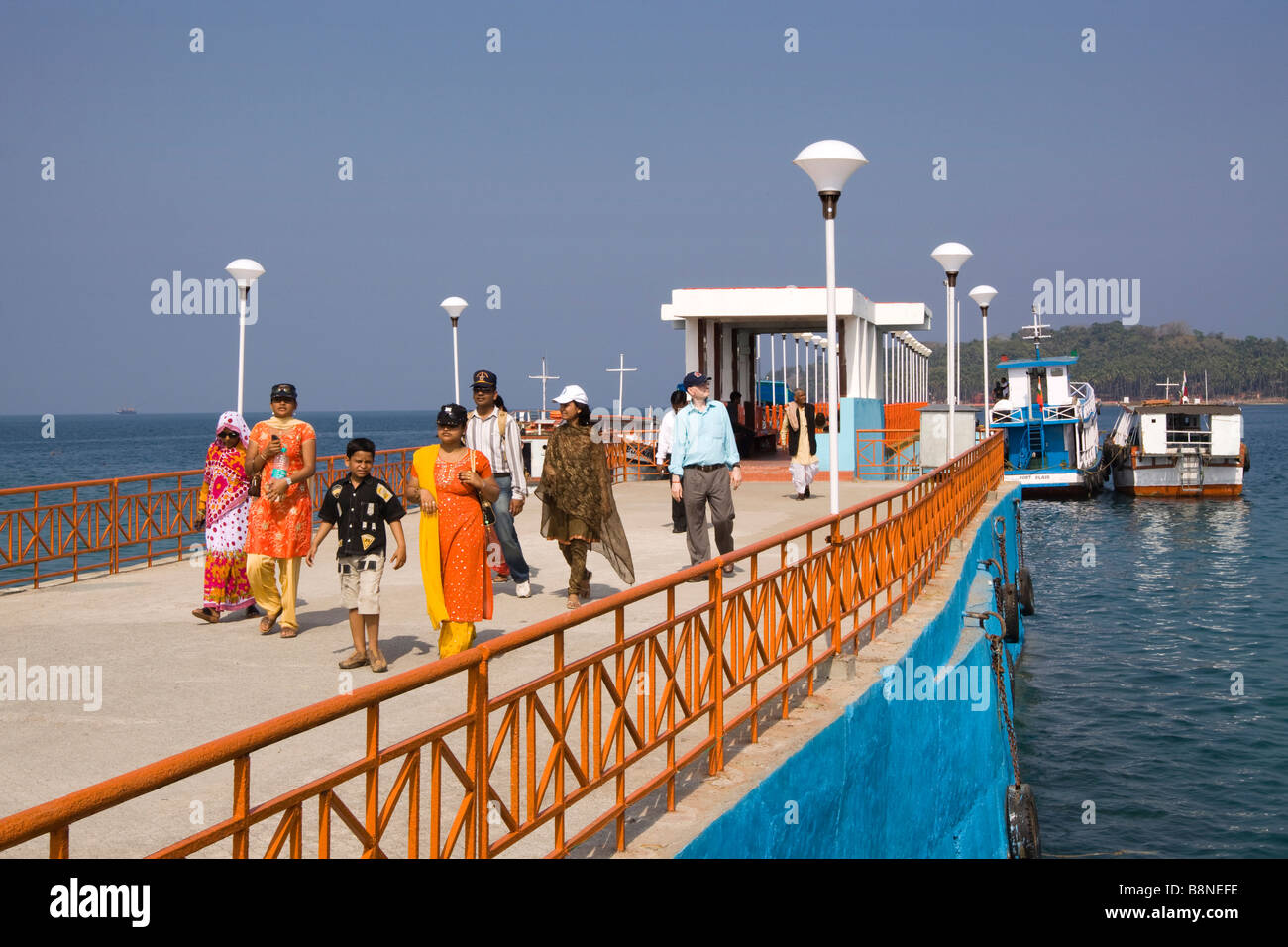 L'Inde du Sud Andaman et Nicobar île Andaman Port Blair Marina Park passagers sur la jetée des ferries pour l'île de Ross excursions Banque D'Images
