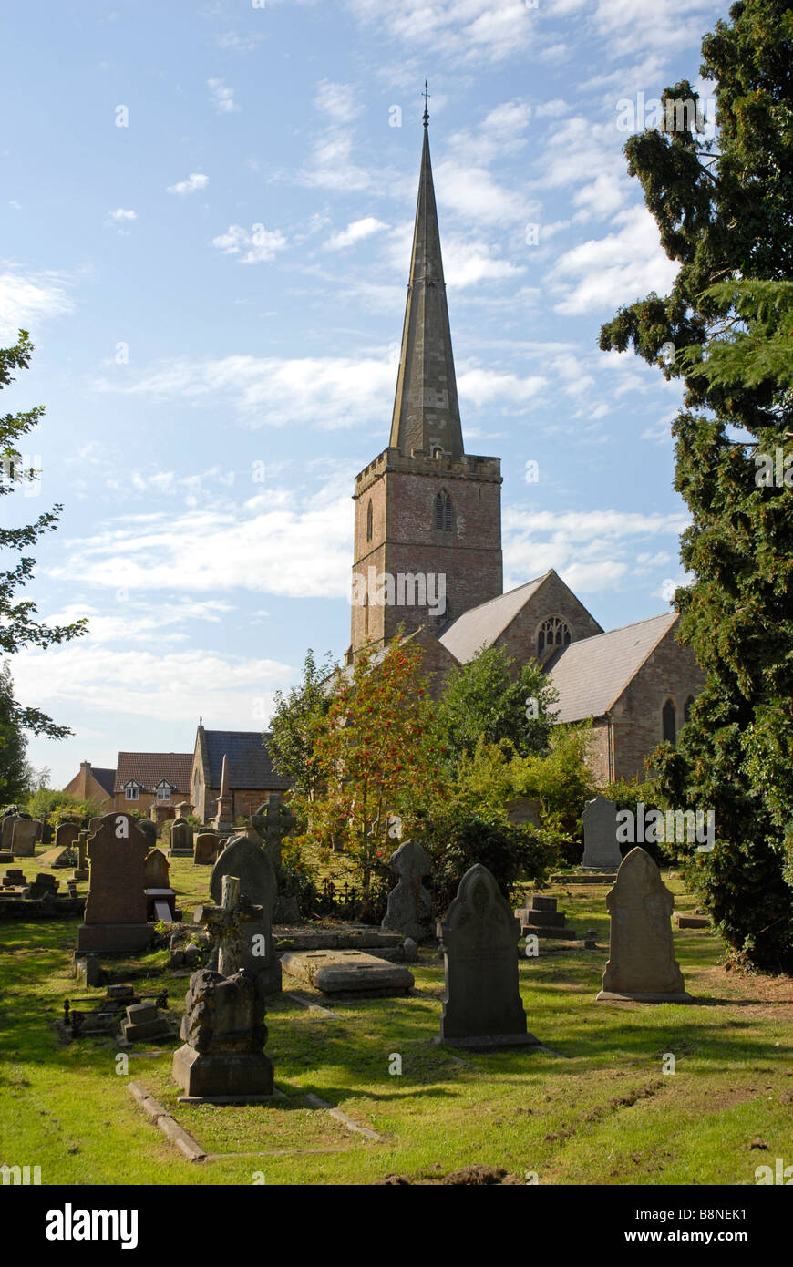 Eglise St Mary, Lydney, avec de nombreuses tombes cimetière avec Banque D'Images