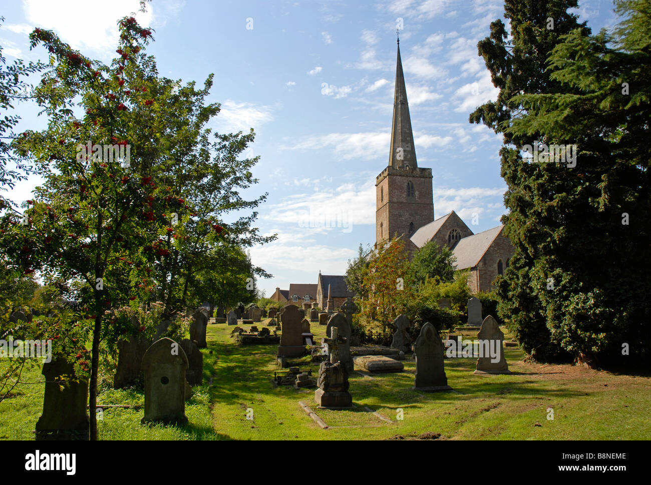 Eglise St Mary, Lydney, avec de nombreuses tombes cimetière avec Banque D'Images