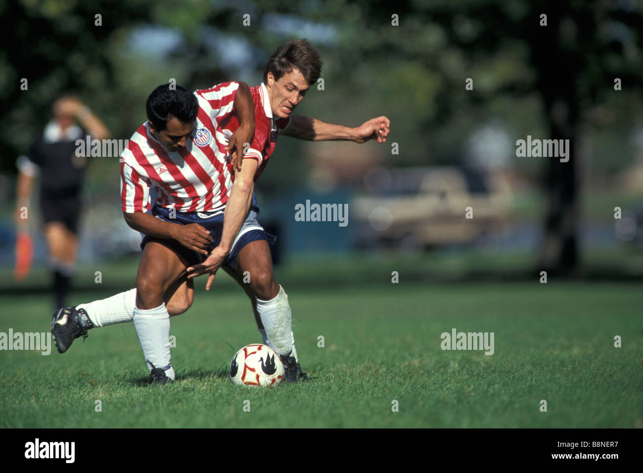 Joueurs de football lutte pour la balle Banque D'Images