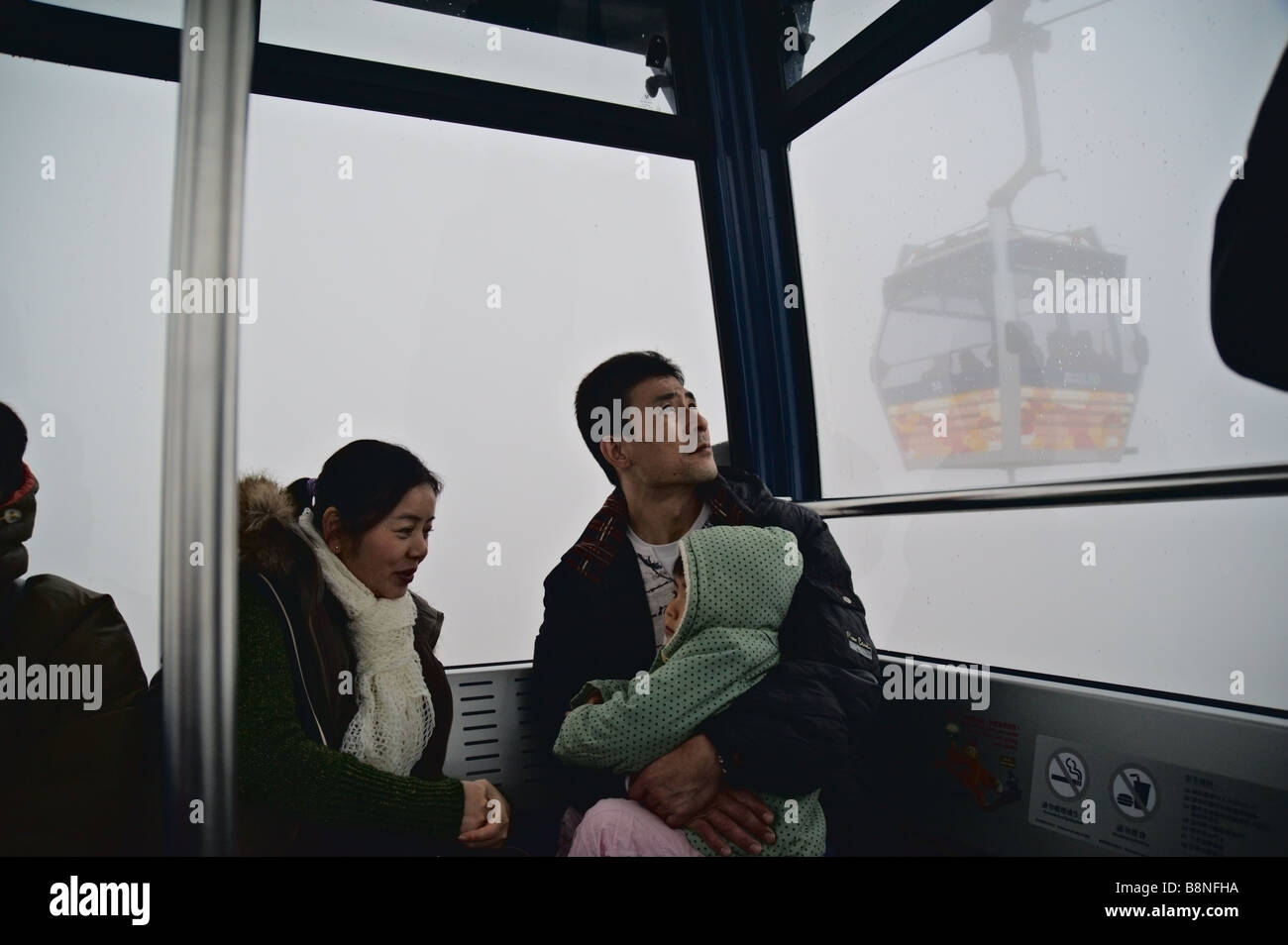 Télécabine à bord de la famille connue sous le nom de Ngong Ping Skyrail menant à Tian Tan Buddha (le Grand Bouddha), l'île de Lantau à Hong Kong Banque D'Images