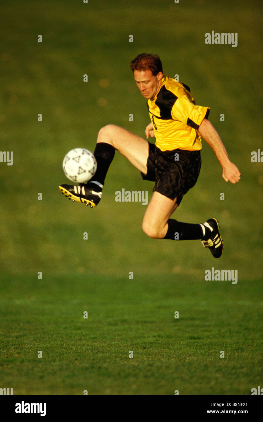 Joueur de football en action Banque D'Images