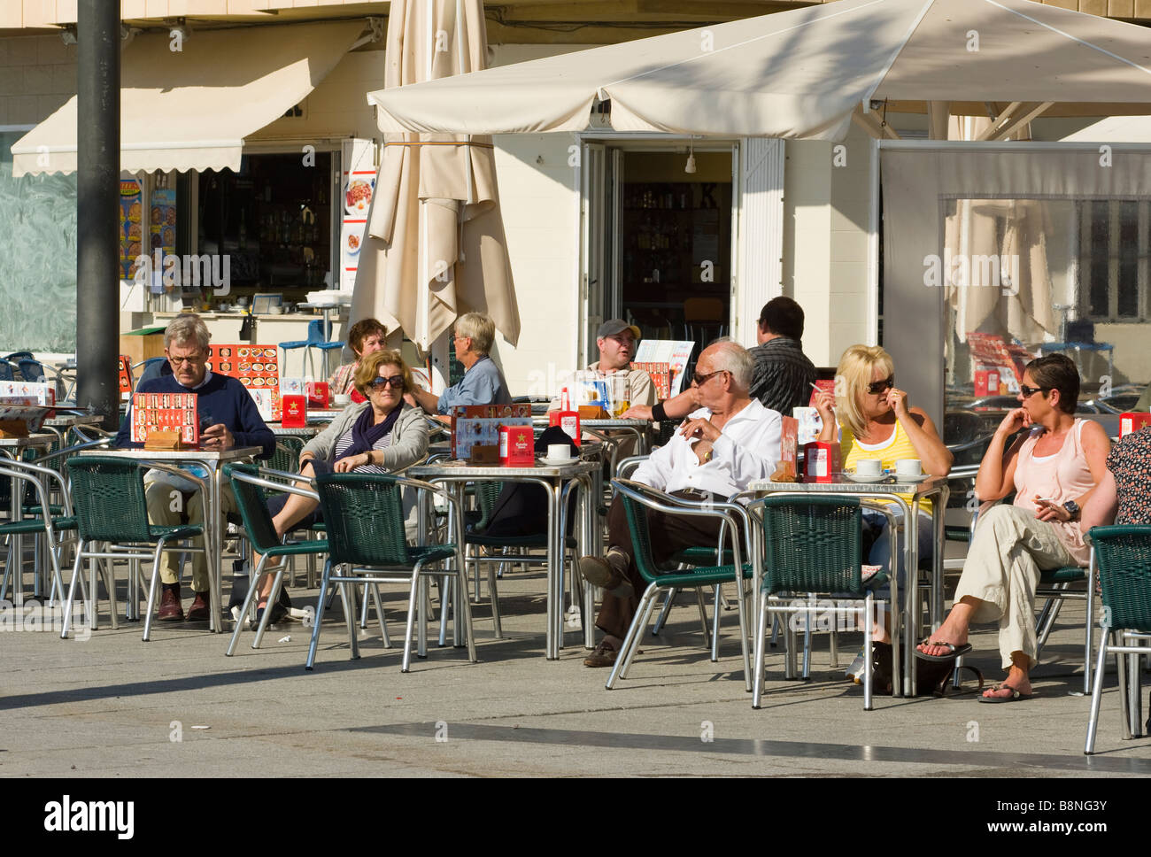 Les gens se détendre à l'espagnol en dehors de la chaussée de la rue Cafe Espagne Banque D'Images