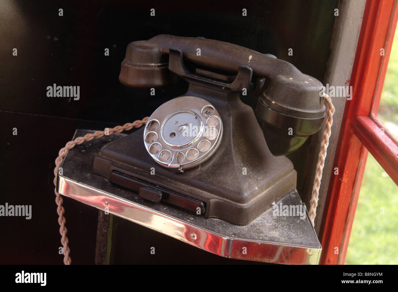 GPO originale 1/232 doigt bakélite téléphone ligne directe avec tiroir en 1940 une boîte de téléphone public Banque D'Images