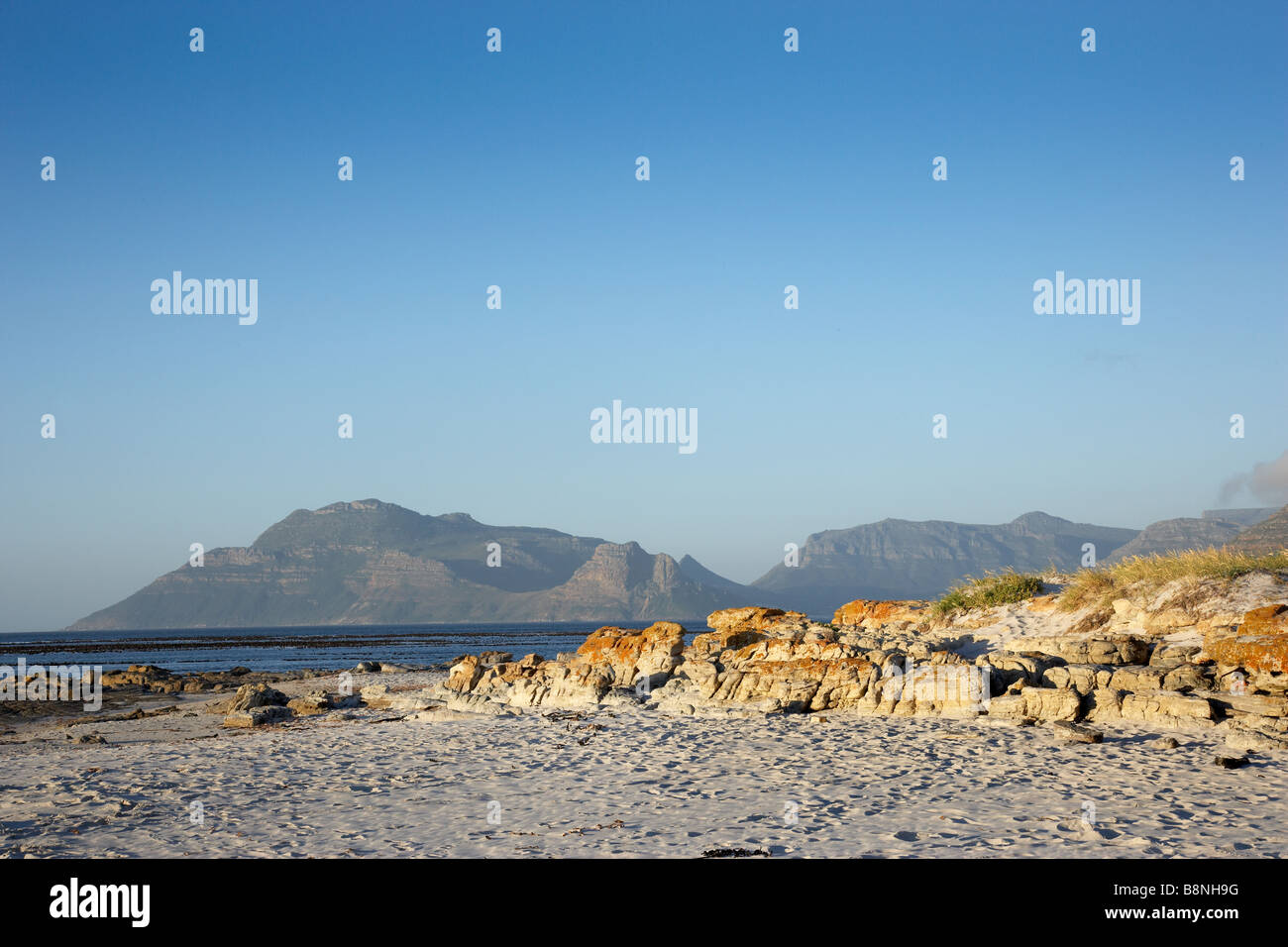 Kommetji Beach Cape Town Afrique du Sud SA . Vue sur Chapmans Peak, Table Mountain et Hout Bay Banque D'Images