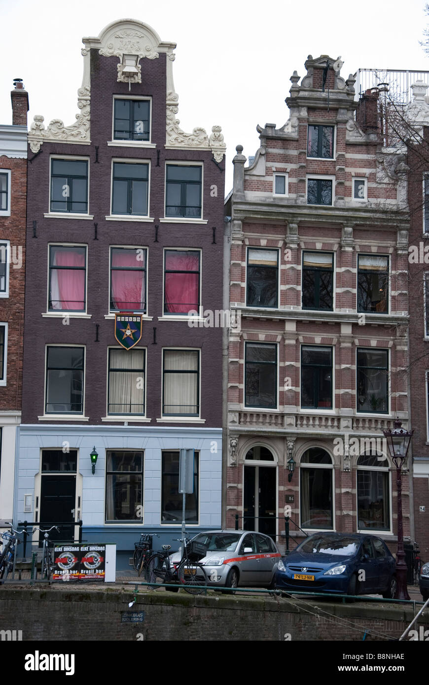 Maisons au bord du canal traditionnel néerlandais Amsterdam Banque D'Images