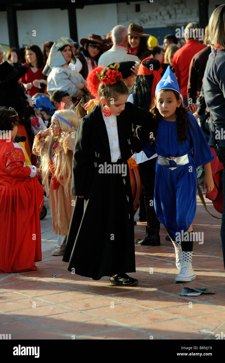 Les enfants déguisés pour les festivités du carnaval espagnol dans la ville balnéaire de La Herradura sur te Costa Tropical du sud de l'Espagne Banque D'Images