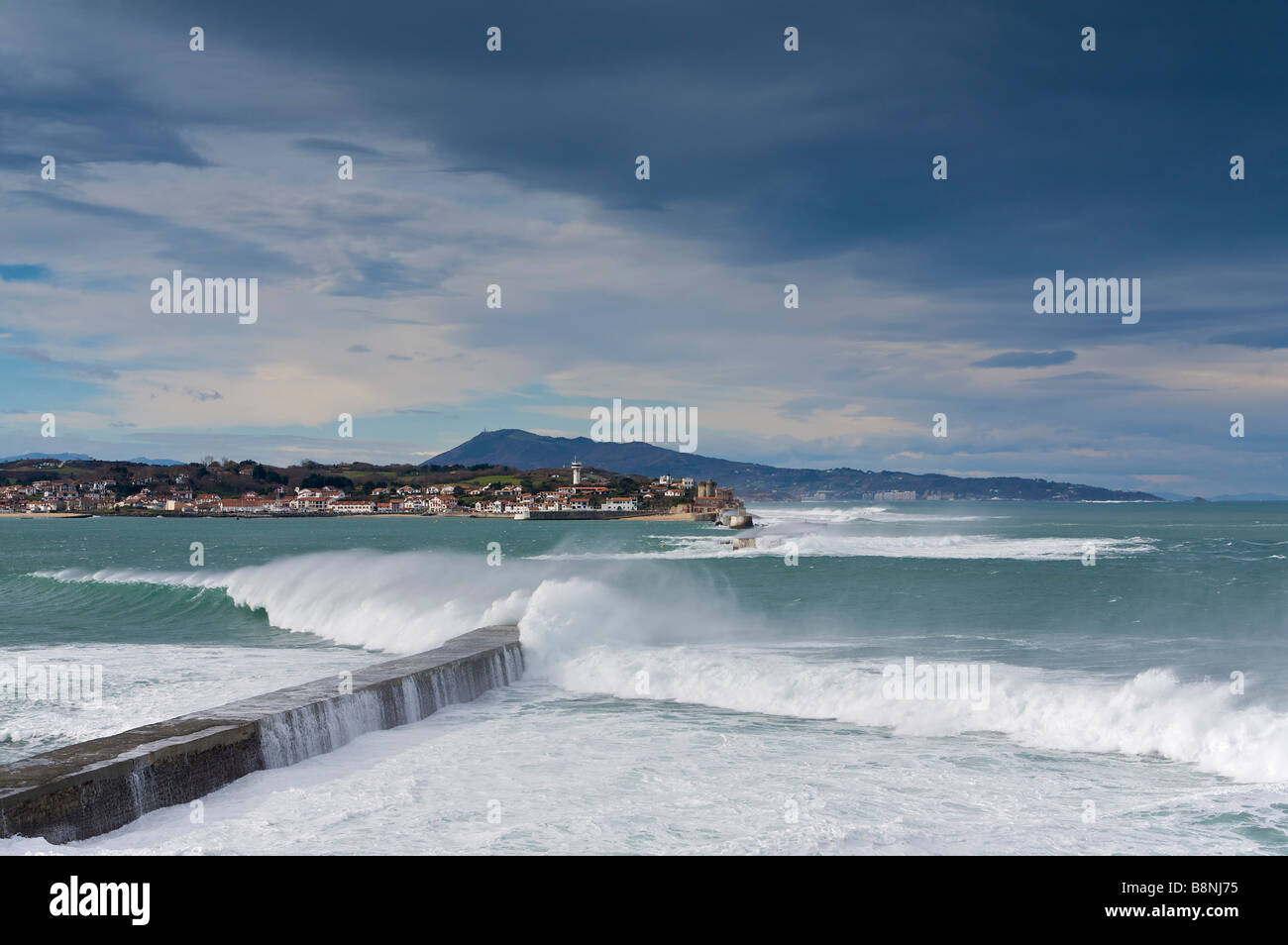Saint Jean de Luz Bay vagues se brisant sur la digue Pays Basque France  Photo Stock - Alamy
