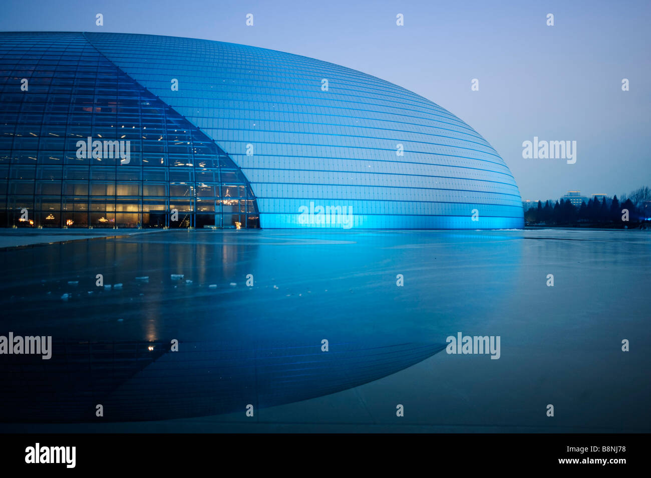 Vue extérieure de la tombée de nouveau Grand Théâtre National spectaculaire dans le centre de Pékin, Chine 2009 Banque D'Images