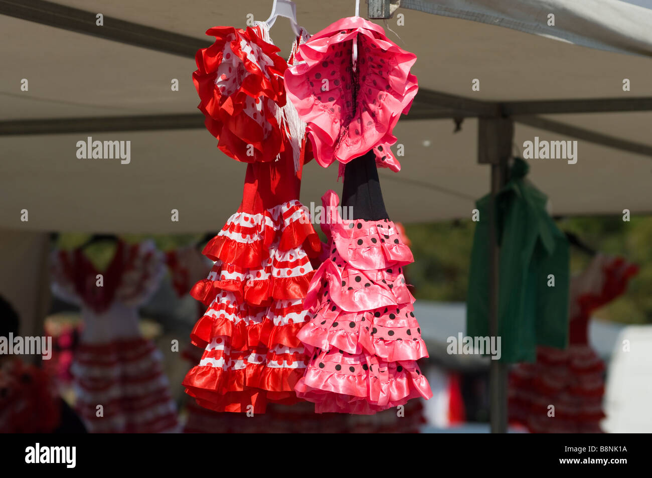 Robes vêtements Costumes traditionnels espagnols sur une échoppe de marché La Marina Espagne Banque D'Images