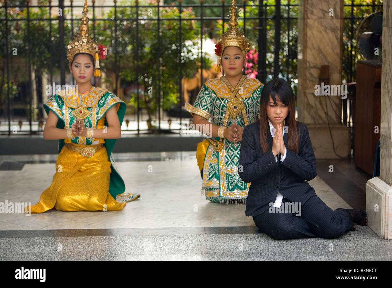 Danseurs thaïlandais prendre demandes à Erewan culte le centre-ville de Bangkok en Thaïlande Banque D'Images