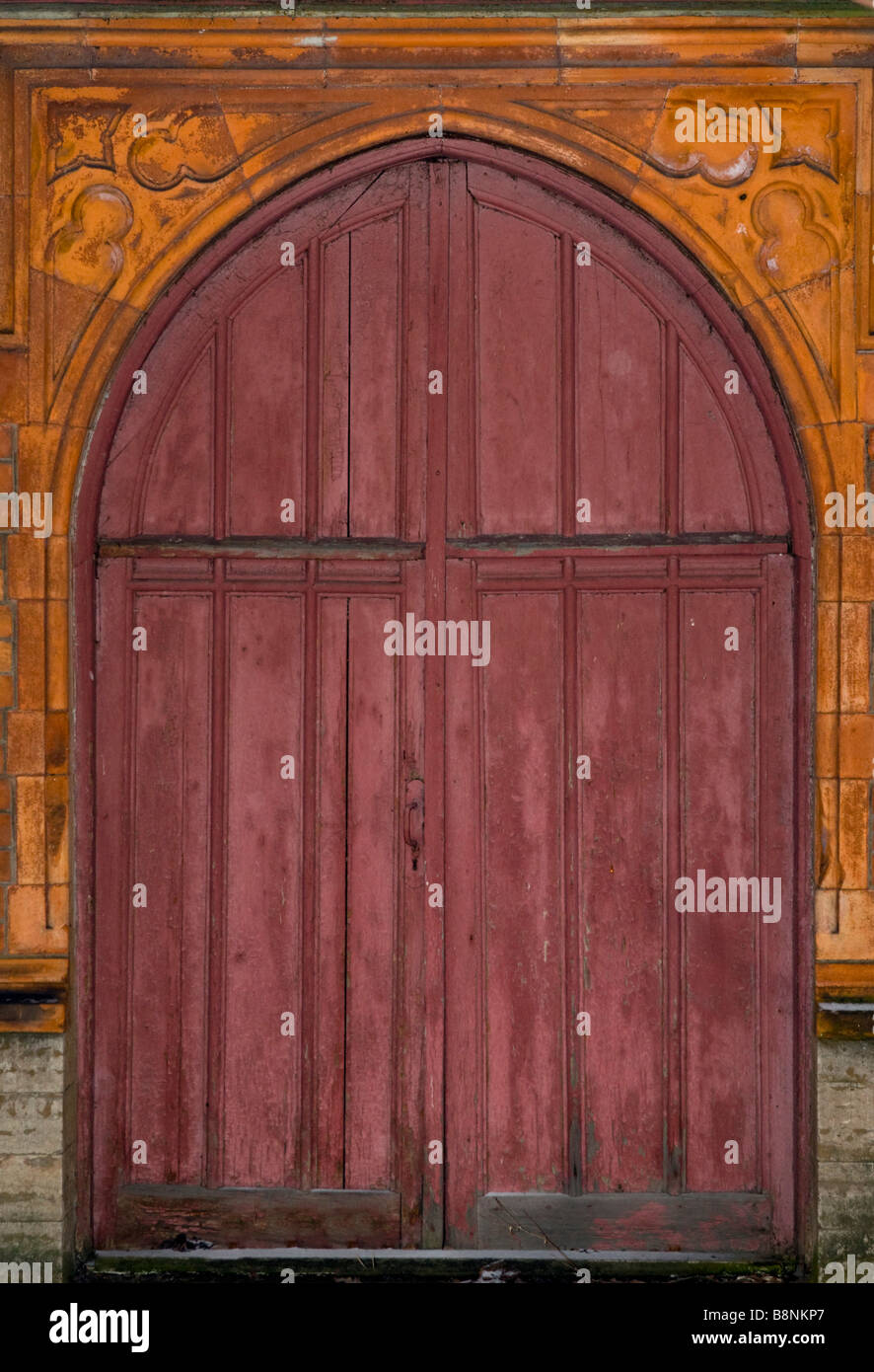 Vieille porte double en bois peint voûté. Banque D'Images