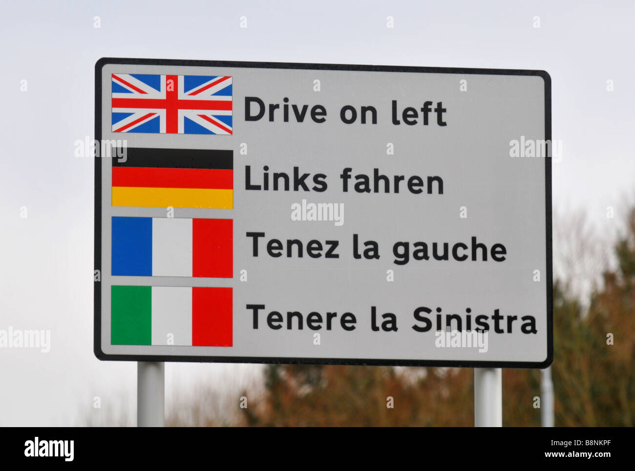 Conduire sur la gauche panneau d'avertissement, l'Angleterre, Royaume-Uni Banque D'Images