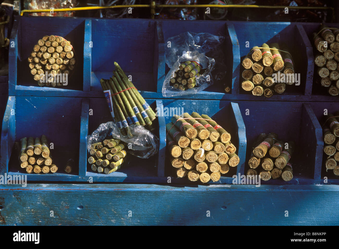 Les cigarillos birman for sale at market stall Bhamo le nord de la Birmanie Banque D'Images