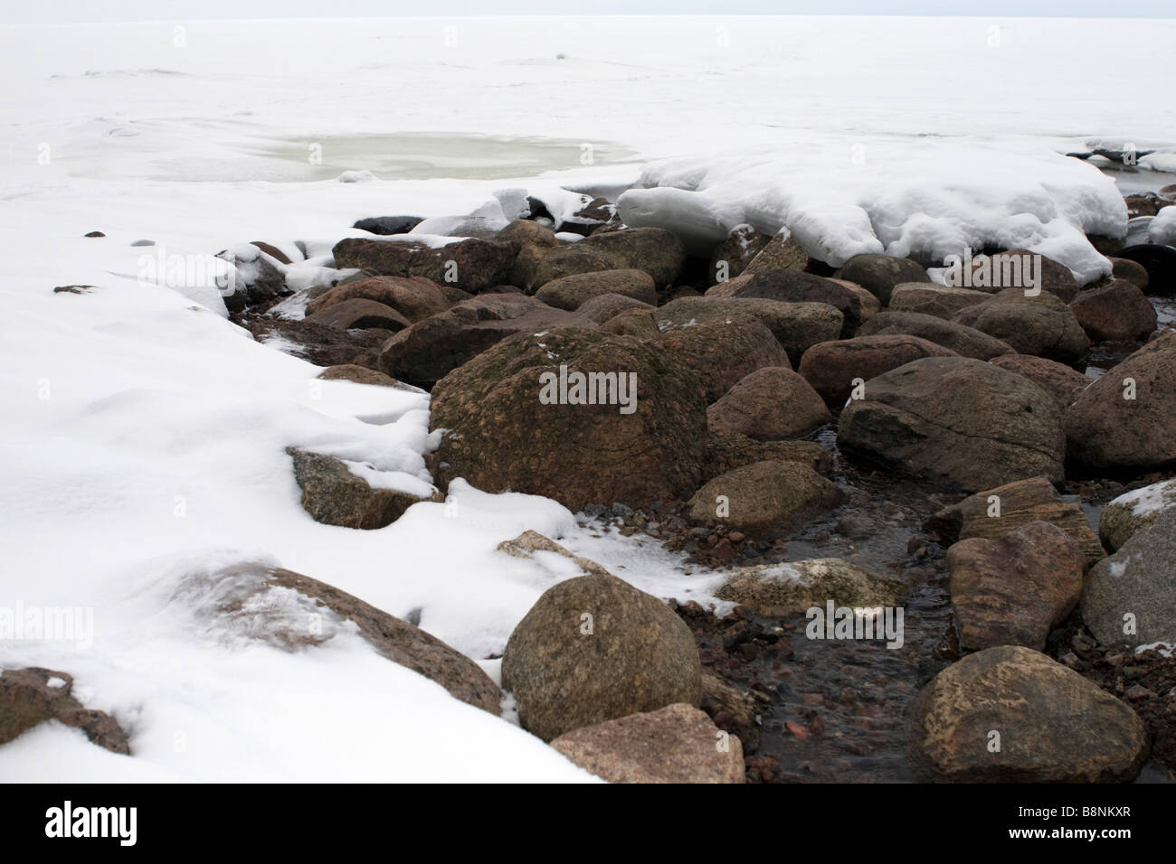 Flux de printemps dans des blocs de pierre par briser la glace de dégel. Banque D'Images