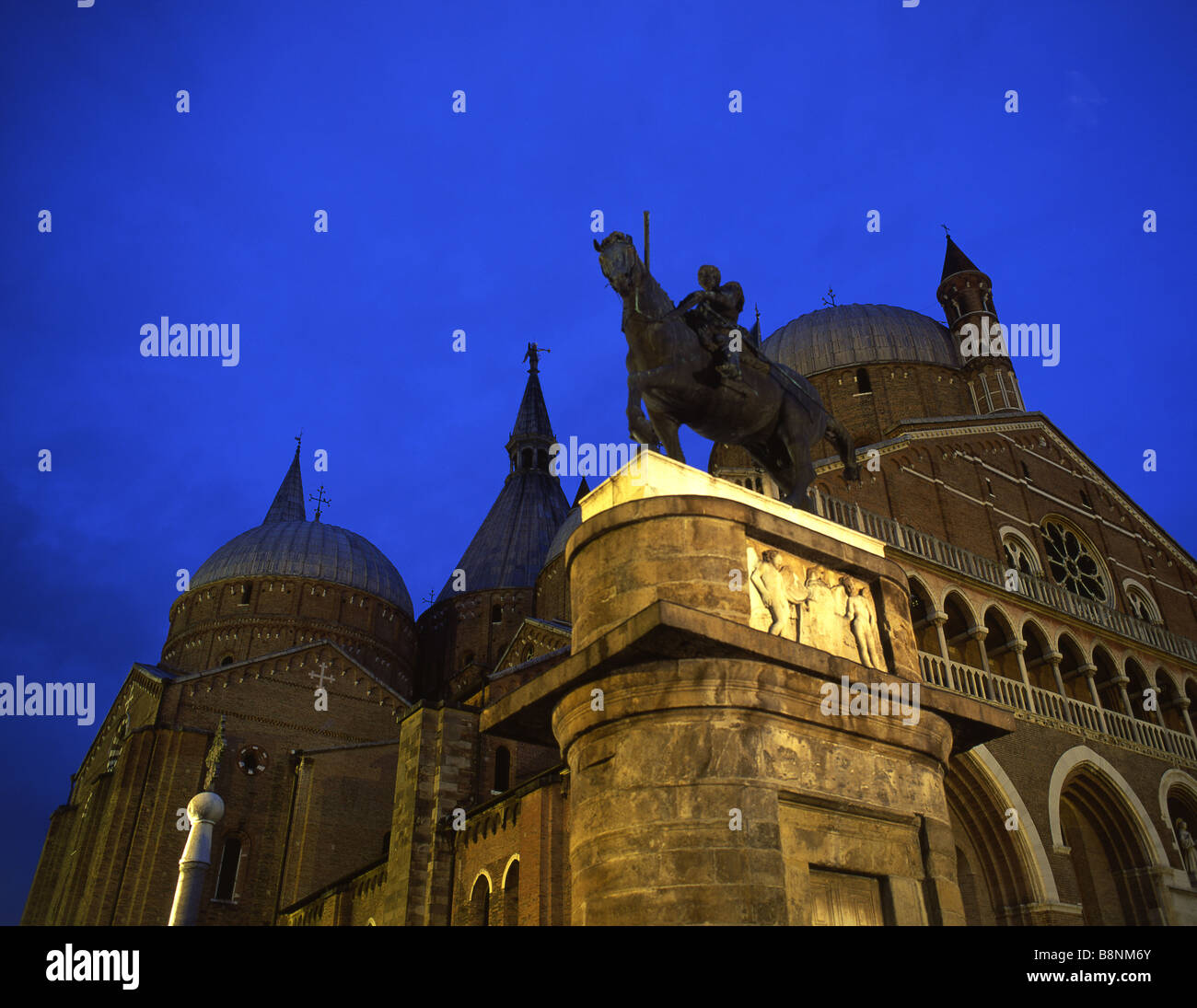 La Statue de Gattamelata de Donatello et Basilica del Santo Basilique de St Antoine de Padoue de nuit Padova Padua Veneto Italie Banque D'Images