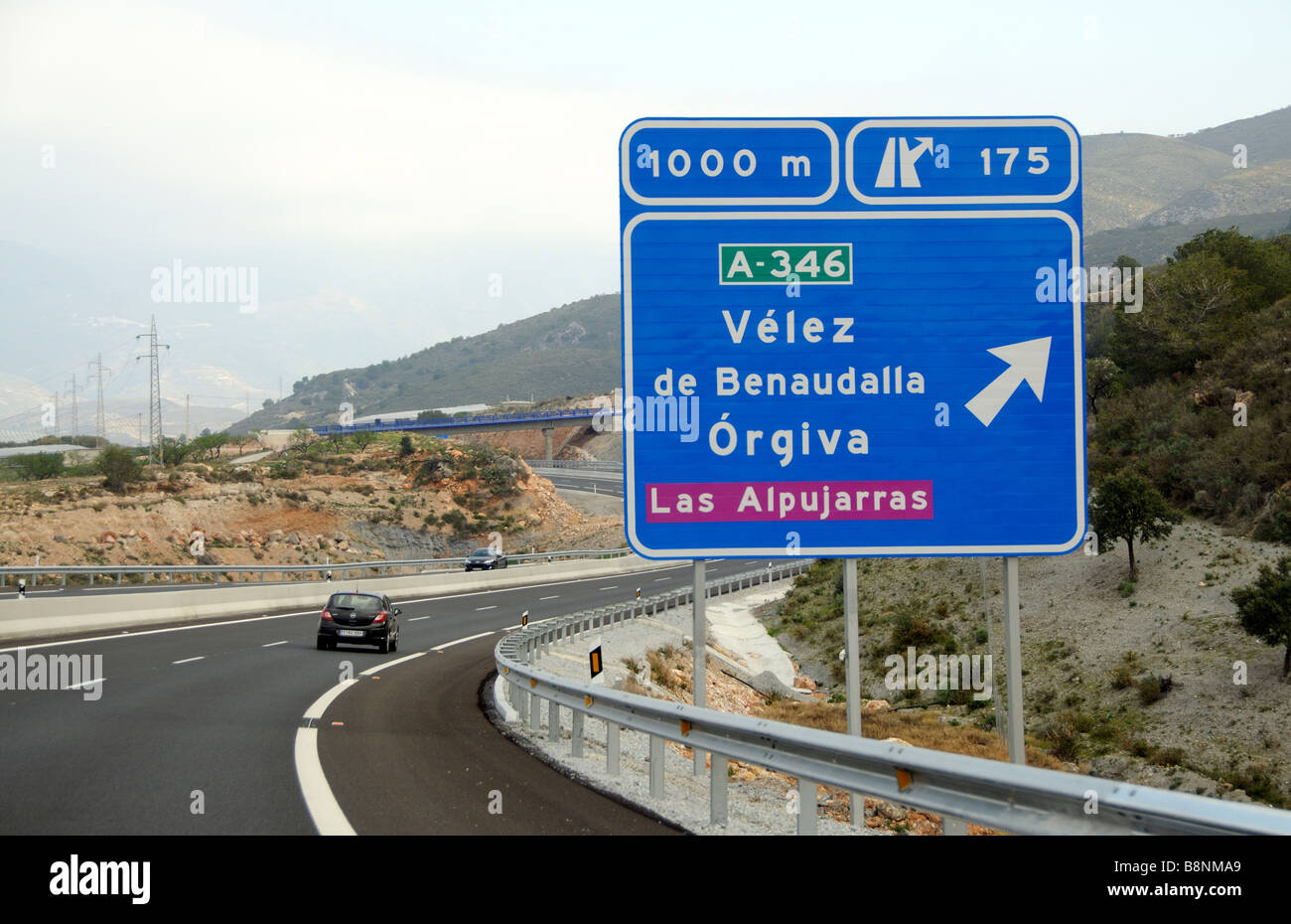 L'autoroute espagnole blue junction et direction le sud de Grenade au sud de l'Espagne Banque D'Images