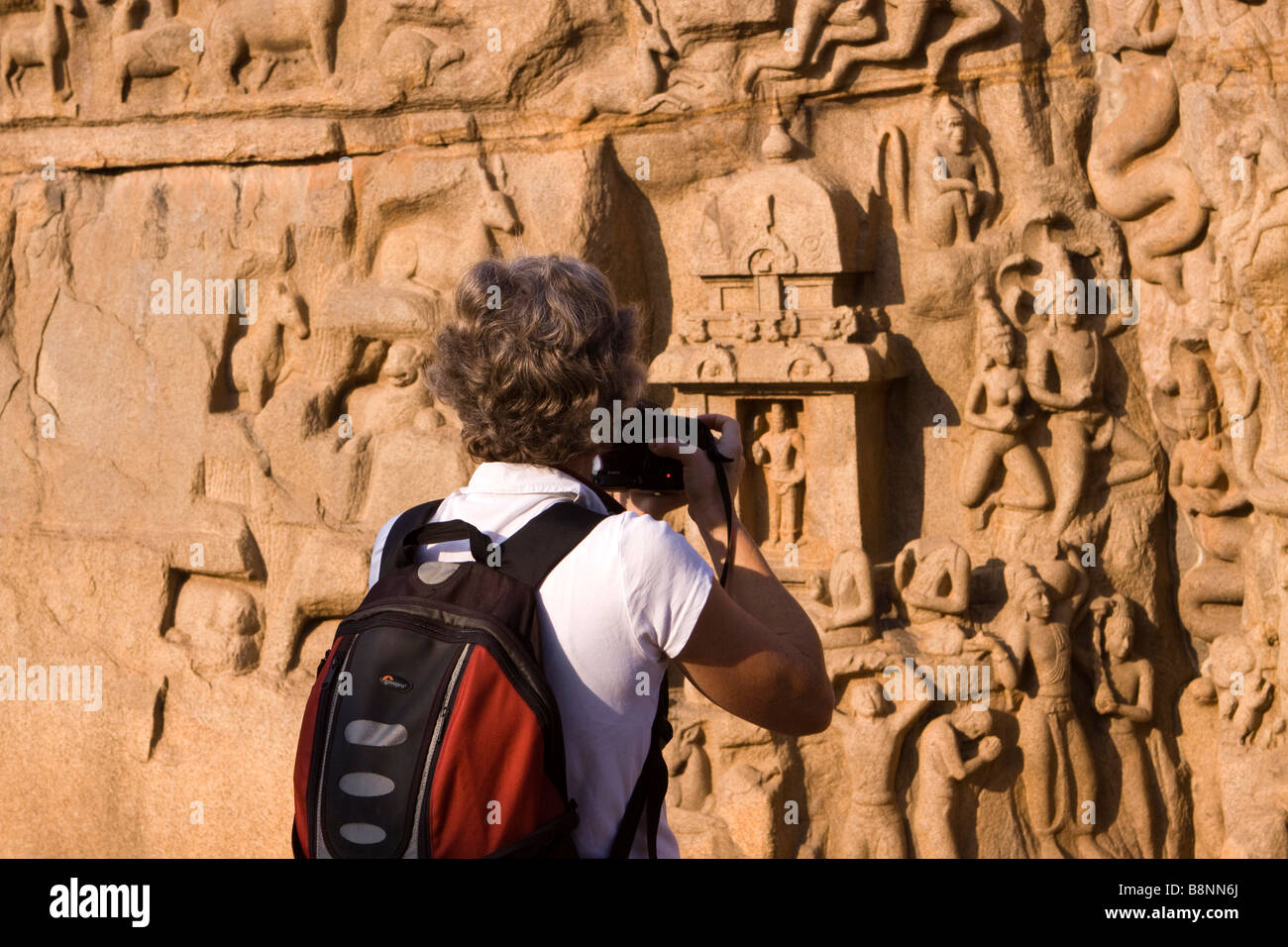 L'Inde Tamil Nadu Mamallapuram ouest d'âge moyen de la prise de vue touristique Arjunas pénitence Banque D'Images