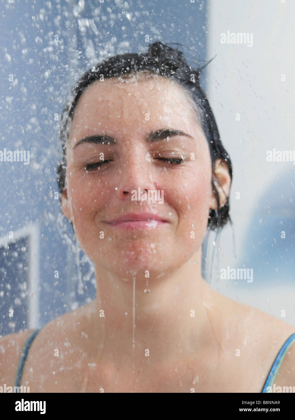 Jeune femme dans la douche Banque D'Images