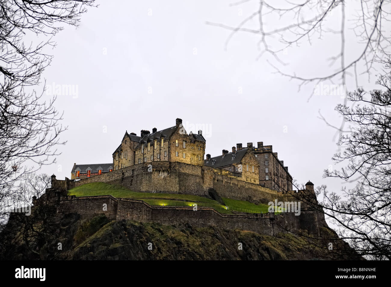 Le Château d'édimbourg allumé à la tombée de la nuit en hiver de la North West Banque D'Images