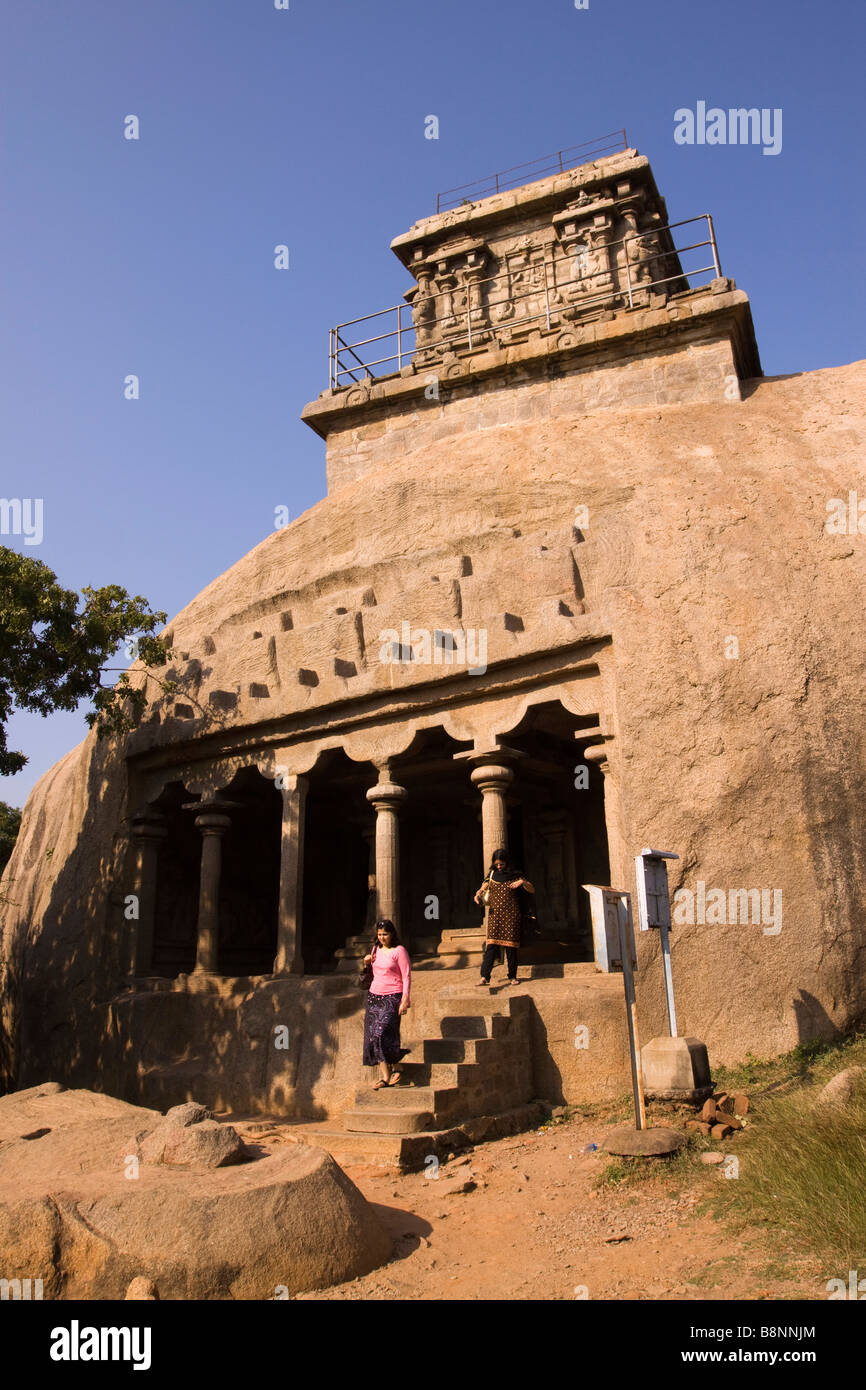 L'Inde Tamil Nadu Mamallapuram Mahishurarmardini Olakkannesvara cave temple Mandapa ci-dessus du temple Banque D'Images