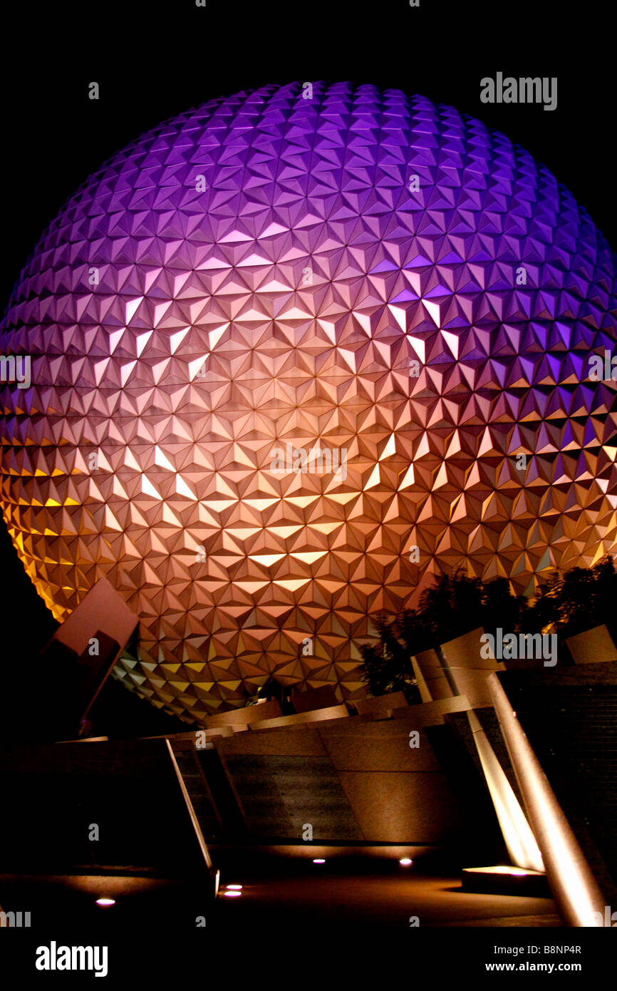 Vue de la nuit de Spaceship Earth, le dôme géodésique au parc à thème Epcot Center, Walt Disney World, Orlando, Floride, USA Banque D'Images
