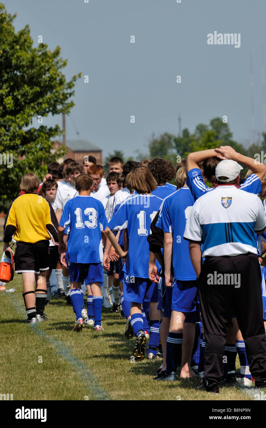 American high school les joueurs de football et les entraîneurs se serrer la main avec les membres de l'équipe adverse après un match Banque D'Images