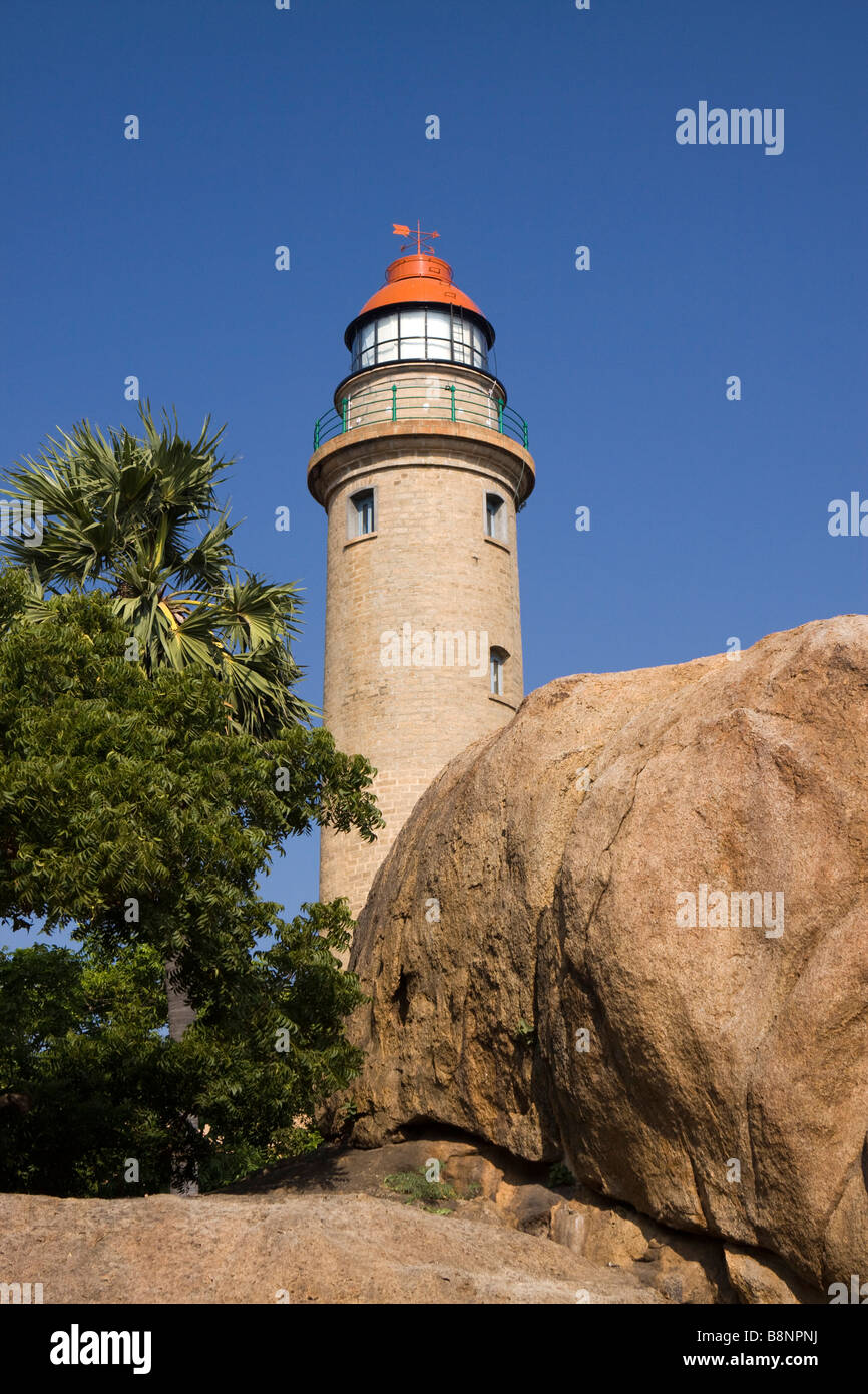L'Inde Tamil Nadu Mamallapuram hindou antique sculpture rock phare ci-dessous Banque D'Images