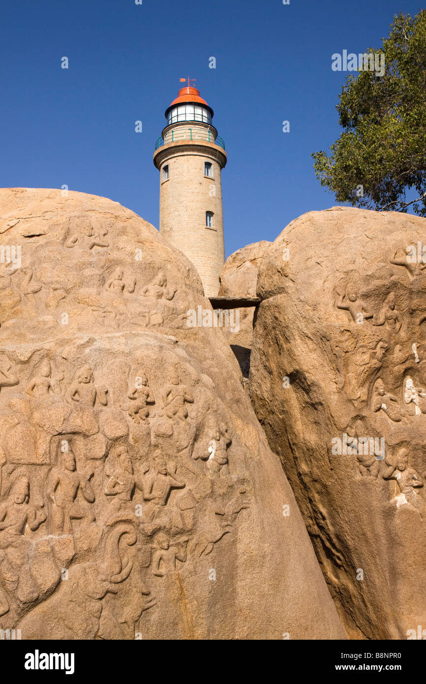 L'Inde Tamil Nadu Mamallapuram hindou antique sculpture rock phare ci-dessous Banque D'Images