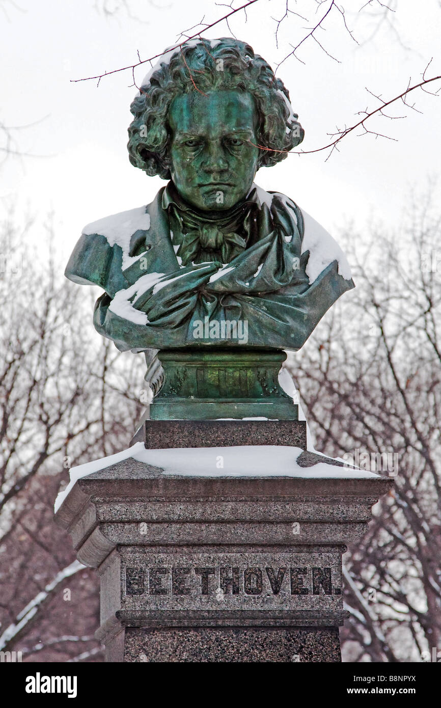 La neige a couvert de cuivre vert statue de Ludwig van Beethoven dans le mall dans Central Park à New York City Banque D'Images