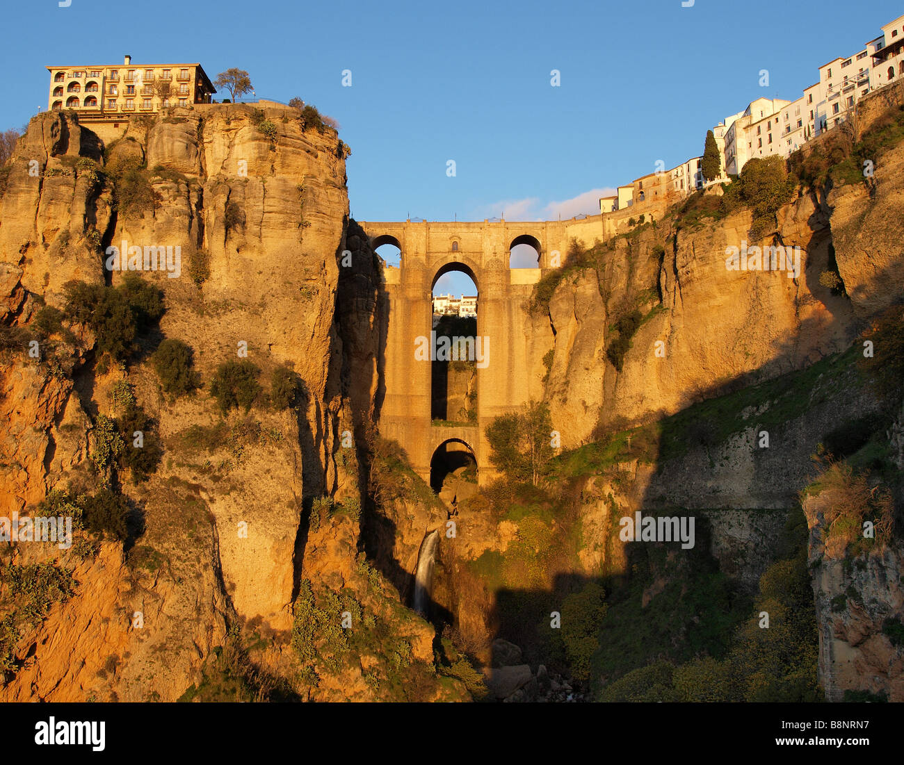 C'est El Puente Nuevo ou la construction du nouveau pont de Ronda, Espagne, l'une des villes des collines blanches. Il a été achevé en 1793. Banque D'Images