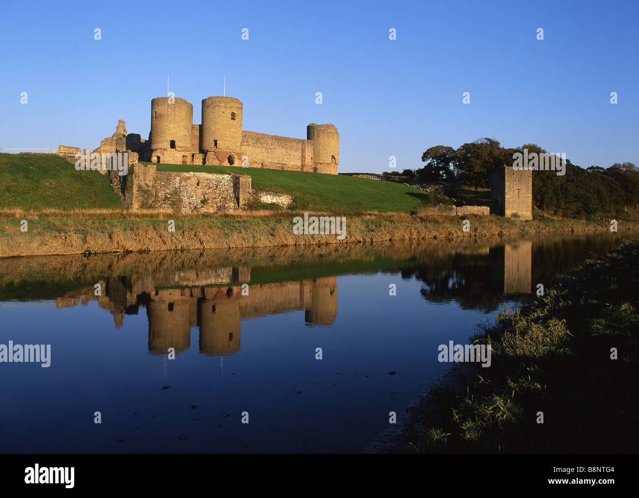 Le Château de Rhuddlan reflétée dans la rivière Elwy près de Rhyl Denbighshire North Wales UK Banque D'Images