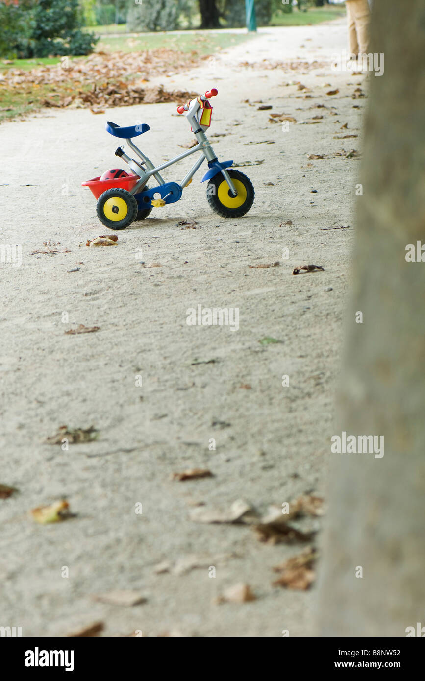 Tricycle enfant sur le chemin de gravier Banque D'Images