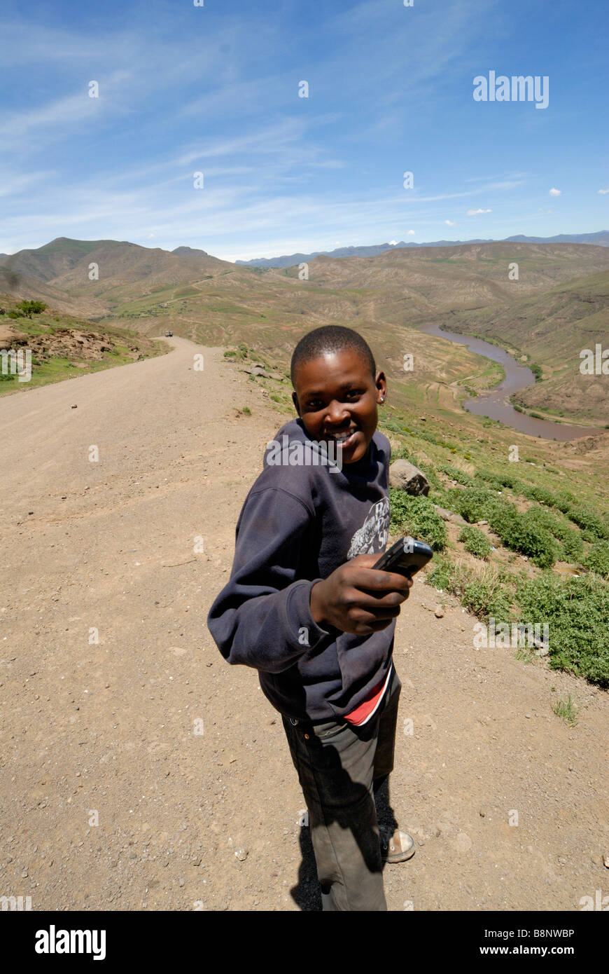 Young African boy with cellphone en milieu rural au Lesotho Banque D'Images