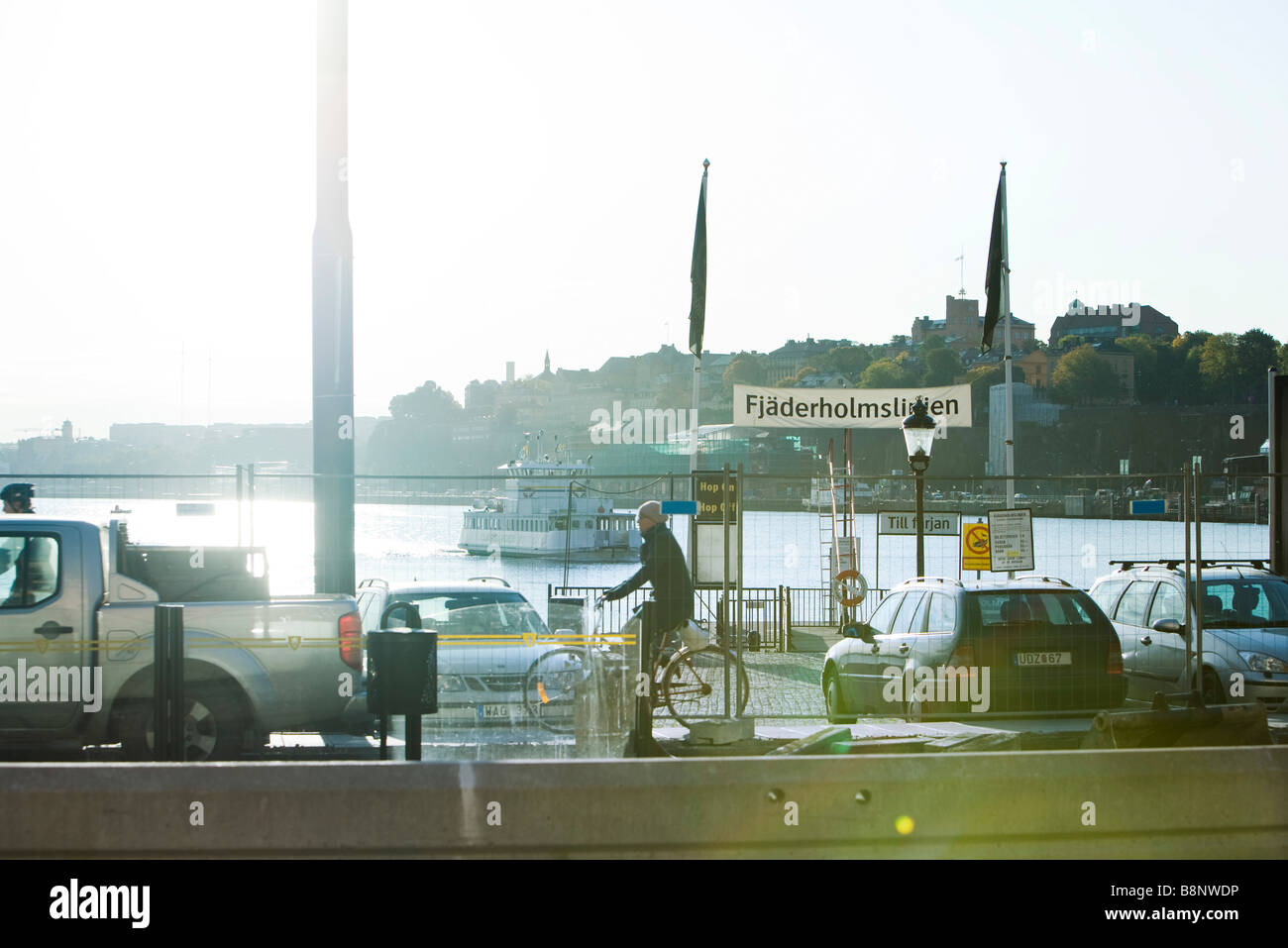 La Suède, Stockholm, rue animée avec canal et ferry en arrière-plan Banque D'Images