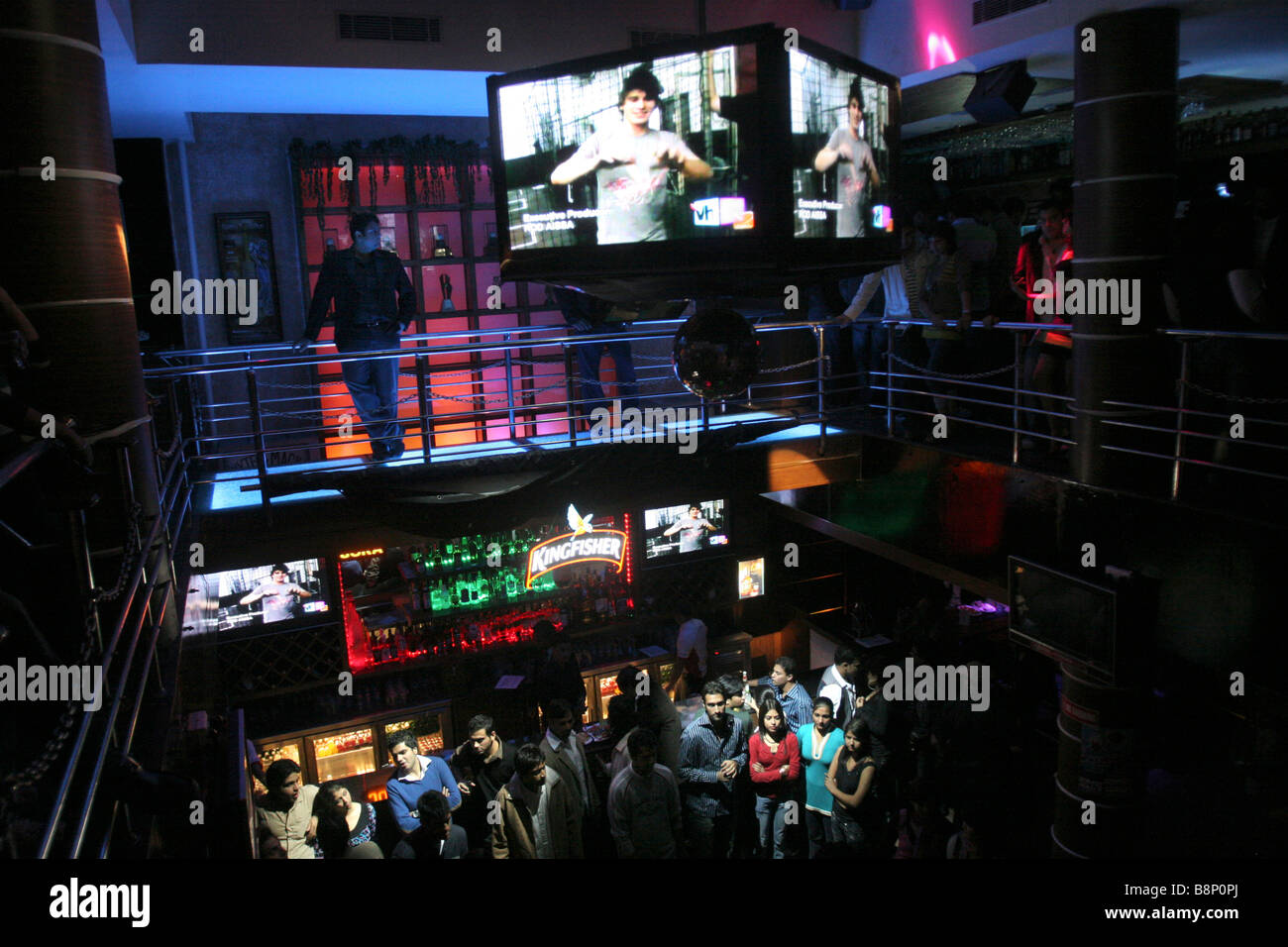 Les jeunes Indiens boire et danser dans un club de nuit à Chandigarh en Inde Banque D'Images